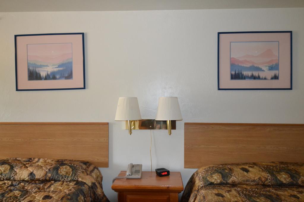 Motel Dude & Roundup West Yellowstone Esterno foto